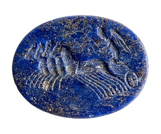 Intaille en lapis lazuli représentant Victoire, 100 - 200, trouvée à Tongres, Musée gallo-romain, Tongres (Belgique).