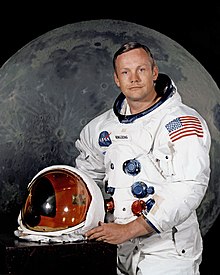 Gambar Neil Armstrong, Julai 1969, dalam sut angkasa lepas dengan topi keledar dipegang