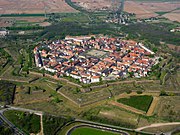 Flyfoto av Neuf-Brisach (Alsace) med murer og befestninger
