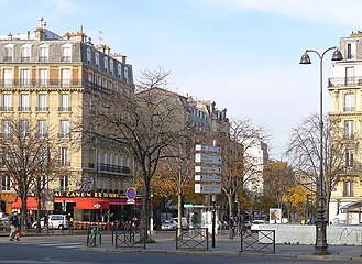 ナシオン広場界隈のフォブール＝サンタントワーヌ通り (Rue du Faubourg-Saint-Antoine au niveau de la place de la Nation - Paris XII)