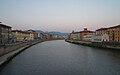 Pisa, sungai Arno dari Ponte Solferino ke timur, dengan Santa Maria della Spina di tepi selatan ke kanan