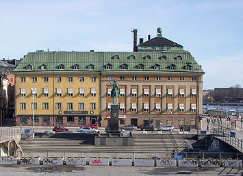 Räntmästarhuset ligger i hörnet Skeppsbron/Slussplan i närheten av Slussen. Byggnaden skapades förmodligen på 1660-talet av Nicodemus Tessin d.ä. och har byggts om ett flertal gånger: på 1890-talet av Fredrik Lilljekvist och senast i början av 1970-talet med Anders Tengbom som arkitekt. Han försökte att ge byggnaden sitt ursprungliga utseende tillbaka. Fotografiet till vänster är taget i maj 1963, det till höger i april 2009.