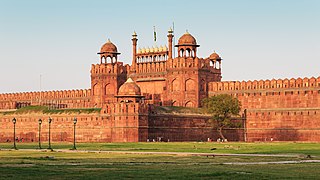 Puerta Lahori del fuerte rojo de Delhi, construido durante el cenit del imperio bajo [[Sha Jahan] y residencia principal de los emperadores mogoles durante casi 200 años, hasta 1856[8]​