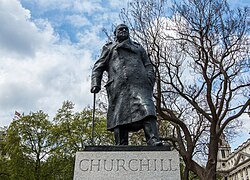 Photographie d'une statue de Winston Churchill.