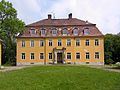 Schloss (Nr. 1, 1a, 1b, 1c), zwei Wirtschaftsgebäude an der Nord- und Südseite des Ehrenhofes (Nr. 4 und das gegenüberliegende Gebäude), Gutsverwalterhaus einschließlich Stallanbauten (Nr. 3 und Ernst-Thälmann-Platz 16) sowie Eiskeller und Orangerie (Nr. 2), Einzeldenkmale zu ID-Nr. 08972371