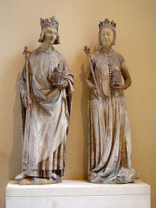 deux statues du Louvre représentant le roi de France Charles V à gauche et sa femme, la reine Jeanne de Bourbon à droite