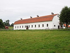 Штала у традиционалном стилу, изграђена 1802. године, која се и даље користи као штала за коње