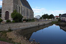 La mare et l'église Saint-Cheron.