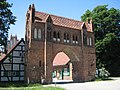 La Porta de Friedland (a la imatge la porta exterior, del costat dels camps)