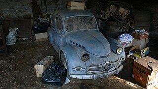 Panhard Dyna X type 120 (abandonnée dans une grange) à restaurer.