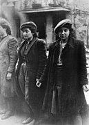 Femmes du ghetto présentées par les Allemands comme des combattantes du HeHalutz (« Pionniers », une organisation de jeunesse sioniste fondée en 1905).