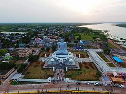 Amaravati, med den stora Dhyana-buddhastatyn, belägen vid Krishnafloden.