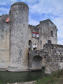 Château de St Jean d'Angle-Entrance.JPG