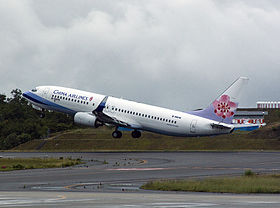 Le Boeing 737-800 impliqué dans l'accident, immatriculé B-18616, photographié à l'aéroport de Hiroshima en juillet 2006.