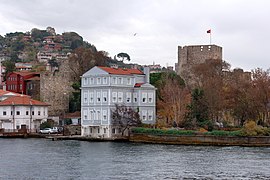 Anadolu Hisarı sredi tradicionalnih zgradb, znanih kot yalı