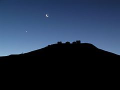 Paranal la nuit avec la Lune et Vénus.