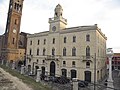 L'entrata del municipio (dopo il restauro) con la torre campanaria del duomo e la colonna marciana