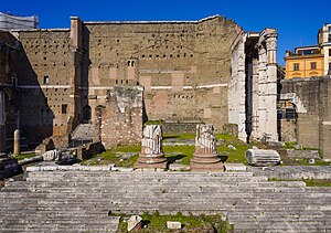Ovanför den lilla trappan, framför kolonnerna i bildens mitt, skymtar resterna av Germanicus triumfbåge.