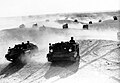 Soldados australianos dirigindo Universal Carriers para Bardia, Líbia, janeiro de 1941