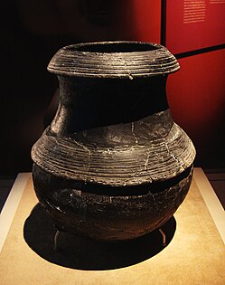 Alfarería negra de la cultura Hemudu (5000-3000 a. C.), procedente de Yuyao, provincia de Zhejiang (China)