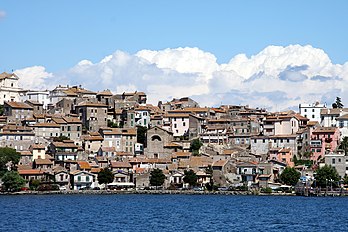 Vue d’Anguillara Sabazia (Italie). (définition réelle 2 300 × 1 533*)
