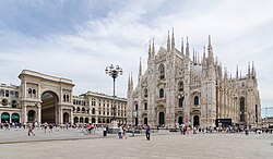 Từ trên xuống, từ trái sang phải: Phố thương mại Porta Nuova, Nhà thờ chính tòa Milano, Porta Sempione, Lâu đài Sforza, Bosco Verticale, mái vòm của Galleria Vittorio Emanuele II, Quảng trường Gae Aulenti, kênh đào Navigli.