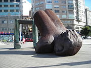 Unha das dúas esculturas de nadadores, en Vigo.