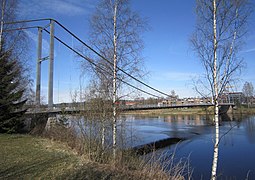 Foto einer Hängebrücke, die über einen Fluss führt