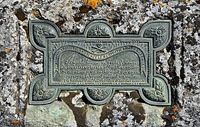 Plaque ouvragée portant l'épitaphe versifiée de Jeanne Delafaye. Cimetière de Passirac, Charente.