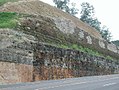Estrada cortada mostrando estratos de calcário e xisto no Tennessee