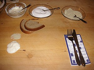 Salz, Pfeffer, Kreen und Bauernbrot