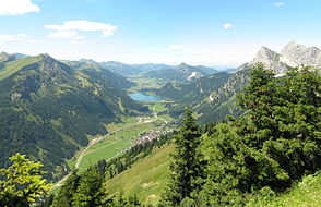 Blick vom Hahnenkamm ins Tannheimer Tal mit Nesselwängle, Haldensee, Grän und Tannheim