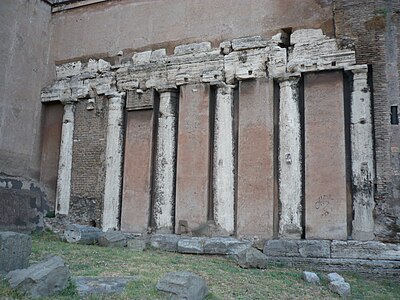 Colunas do Templo da Esperança incorporadas na fachada norte de San Nicola