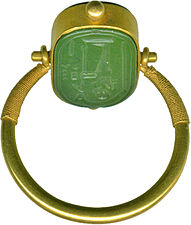 Anneau jaspe vert et or, avec un sceau amovible, Égypte, 664 à 322 av. J.-C., Walters Art Museum, Baltimore, Maryland.