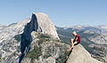 25. A Yosemite Nemzeti Parkban, a Glacier Pointon pózoló nő a Half Dome-mal a háttérben (javítás)/(csere)