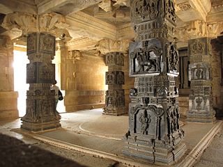 Mandapa du Ramacandra. Piliers de granit, reliefs figuratifs. Vijayanagar, 1520. Hampi[33]