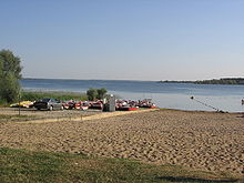 Ensemble de pédalos sur une plage.