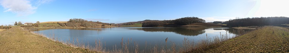 Panorama sur le lac.