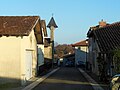 Rue centrale et chapelle de Poyaller.