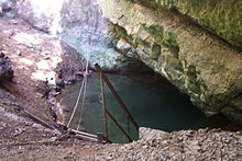 Photo du petit escalier métallique permettant aux plongeurs de descendre dans la vasque du gouffre de Pouymessens.