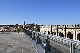 Toit-terrasse avec vue sur les arènes.