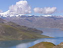 Lac de Yamdrok Tso vu depuis le col du Gampa La (4800m), avec le Noijin Kangsang (7206m) en arrière plan