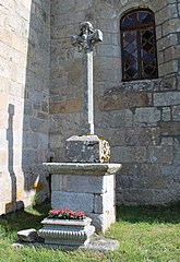 La croix monumentale du XVIe siècle près de l'église.