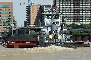 Một chiếc xà lan chở dầu ở Louisville and Portland Canal, và là phần nhân tạo duy nhất trên sông Ohio.