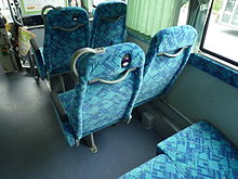 背もたれに降車ボタンのついたハイバックのオフセットシート（遠州鉄道）