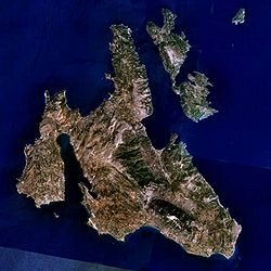 alt=Localización de Ítaca. La isla grande es Cefalonia. Ítaca es la isla a su derecha. La península de Paliki, que algunos sostienen que sería en realidad la legendaria Ítaca, es la parte occidental de Cefalonia. )