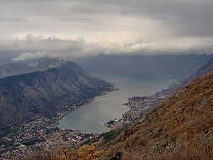 Vy över staden Kotor och en del av Kotorbukten