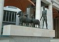 Shepherd and Sheep. In Auftrag gegeben für den früheren Paternoster Square-Komplex in London und für den neu gestalteten Platz im Jahr 2000 beibehalten