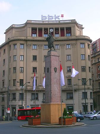 Eraikinaren aurrealdea, Plaza Biribila eta On Diego Lopez Harokoaren monumentua
