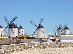 Moinhos de vento no Campo de Criptana, La Mancha. Tecnologia de origem oriental, foram introduzidas na Espanha no século XVI, não muito antes de serem imortalizados por Cervantes. Tradição mais antiga tinham os moinhos de água.